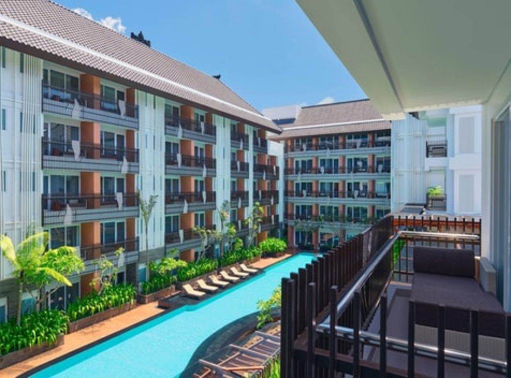 Deluxe Corner Pool View - Balcony