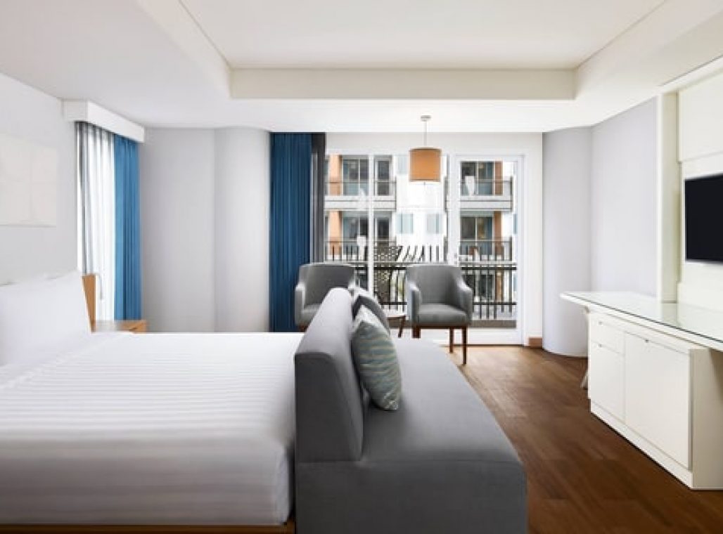 Deluxe Corner Pool View - Bedroom