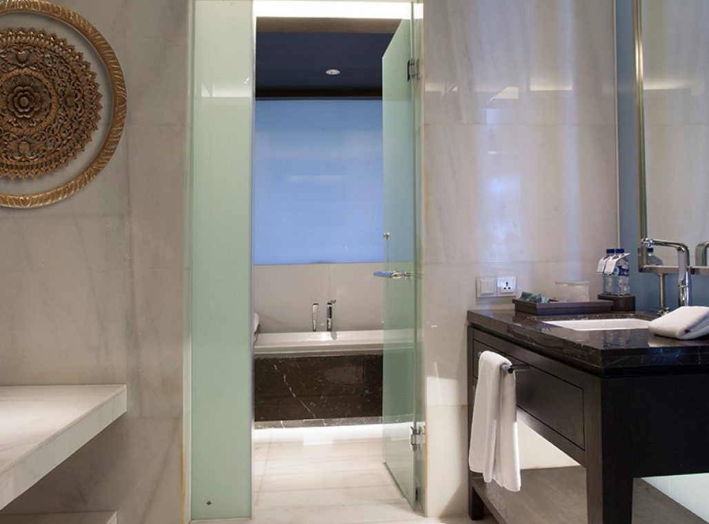 Deluxe Suite - Bathroom