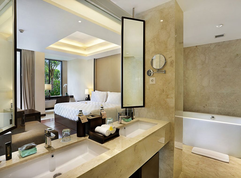 Deluxe Suite - Bathroom