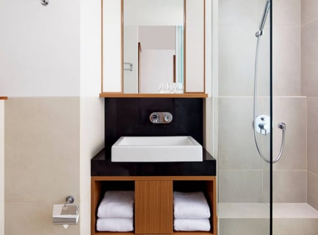 Guest Room Pool View - Bathroom