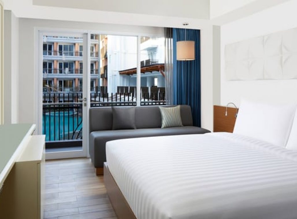 Guest Room Pool View - King Bed