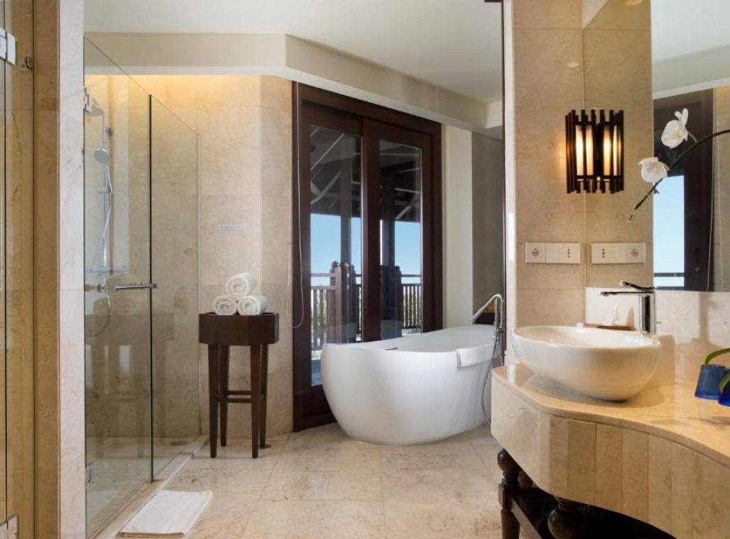 One Bedroom Suite Sea View - Bathroom