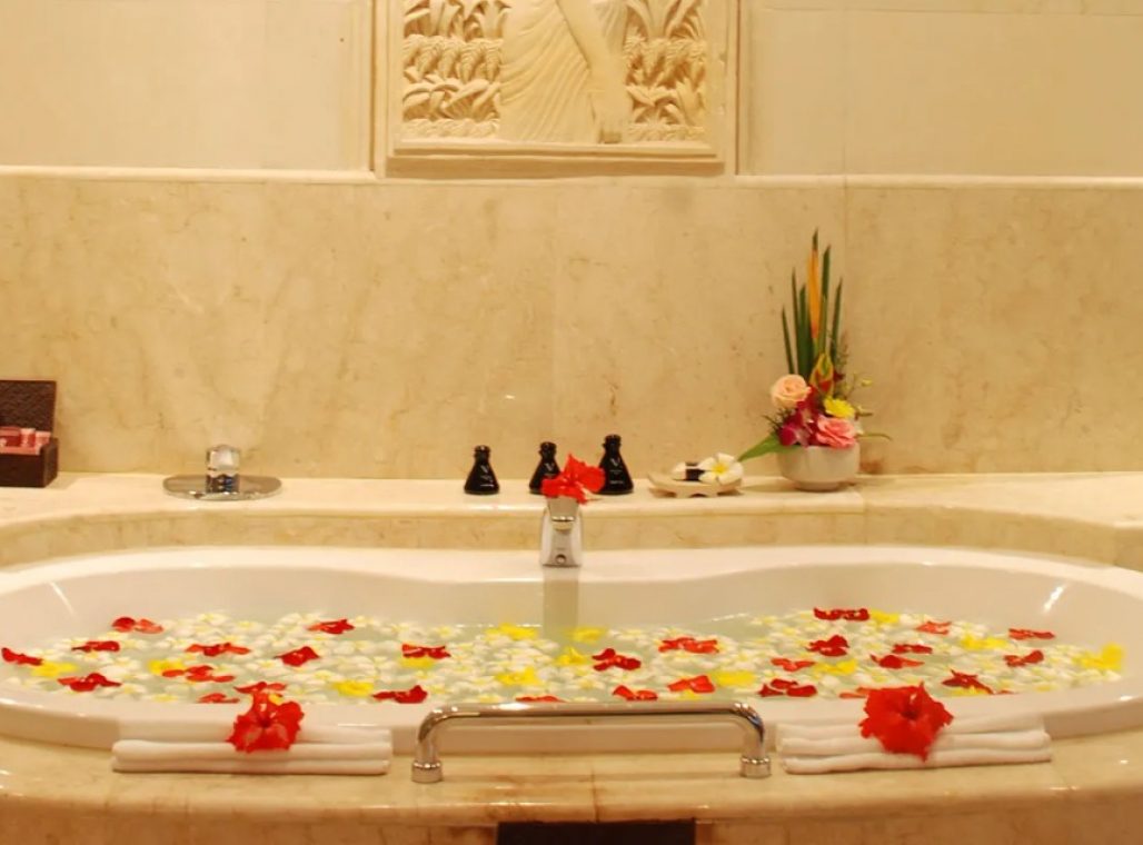 Pool Suite - Bathtub